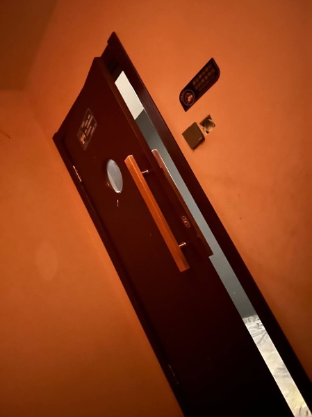 导航不言宠物医院，侧门上去，微